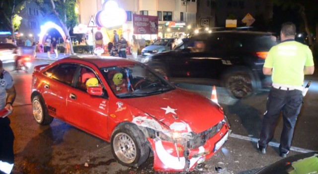 Refüjü aşıp karşı şeride daldı, iki araca çarparak durabildi