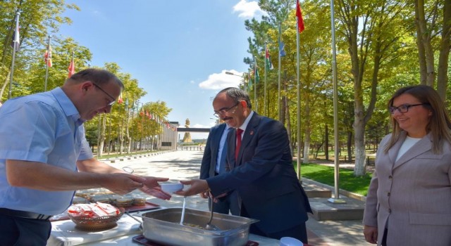 Rektör Beydemir kendi elleriyle aşure dağıttı