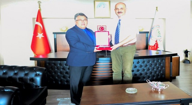Rektör Özölçer, emekliye ayrılan akademisyeni ağırladı