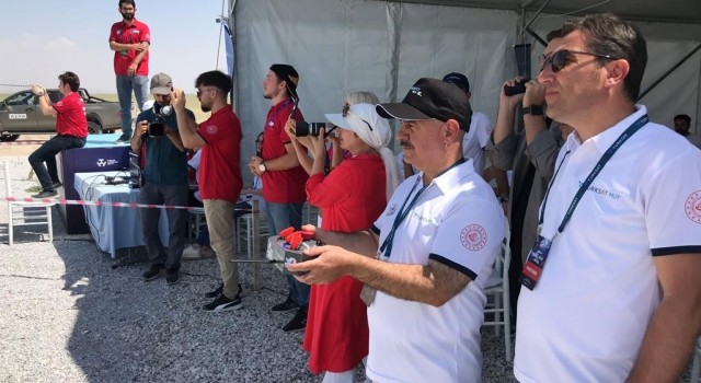 Rektör Sözbir, uzaktan kumanda edilen uydu aracını da denedi
