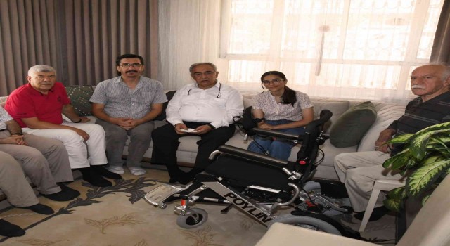 Rektör Turgut YKS İl 1.si Esmere akülü sandalye hediye etti