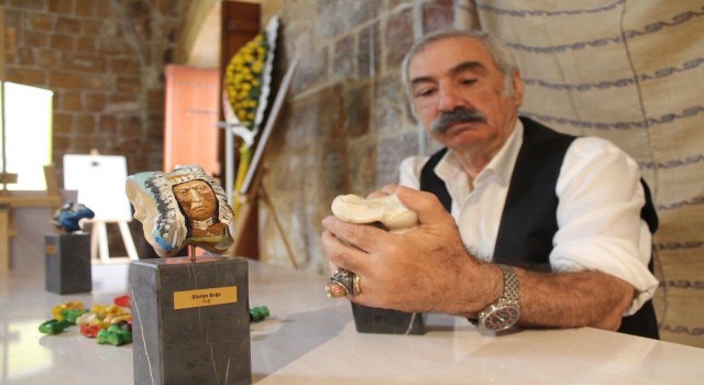 Resim yeteneği sayesinde sayısız aşık kemiğine büyükbaş hayvanların resimlerini çizip boyadı