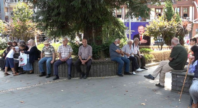 Rizede bunaltan sıcaklıklar nedeniyle vatandaşlar gölgelere akın etti