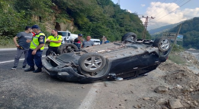 Rizede iki otomobil çarpıştı: 1 yaralı