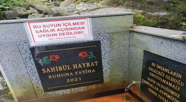 Rizede zehirli çıkan ılıca suyuna asılan uyarı yazısı kimliği belirsiz kişilerce söküldü