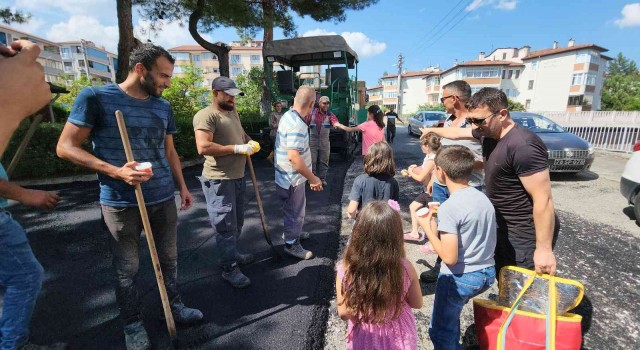 Safranboluda çocuklardan belediye işçilerine dondurma sürprizi