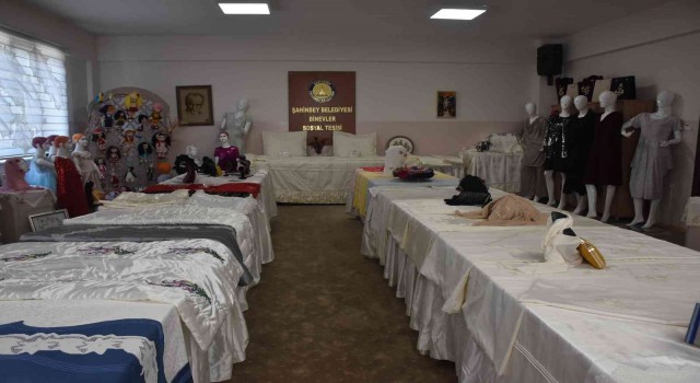 Şahinbey kursiyerleri el emeği çalışmalarını sergiledi