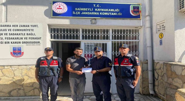 Sahte polis dolandırdı, jandarma parasını kurtardı