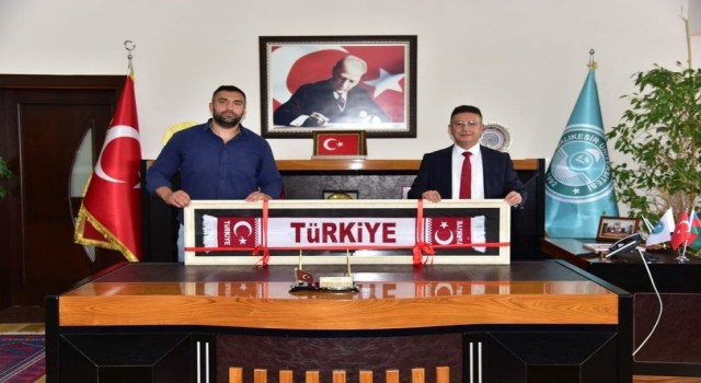 Şampiyon Demirezenden, Rektör Kuşa teşekkür ziyareti