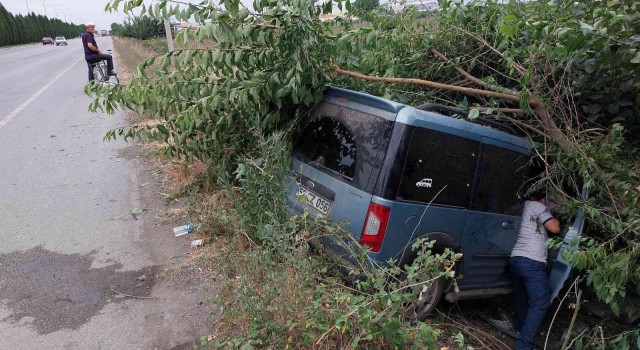 Samsunda hafif ticari araç yoldan çıktı: 2 yaralı