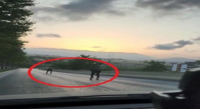Samsunda patenli gençlerin tehlikeli yolculuğu