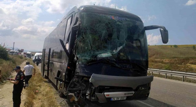 Samsunda tur otobüsü tırla çarpıştı: 3 yaralı