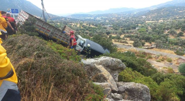 Sanatçı İbrahim Tatlıses, Bodrumda geçirdiği trafik kazasında araçta sıkıştı