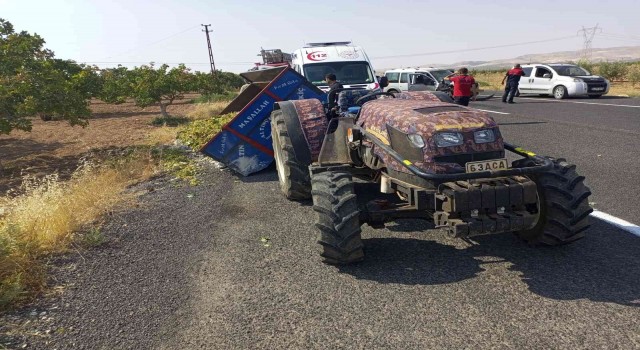 Şanlıurfada hafif ticari araç traktöre çarptı: 2 yaralı