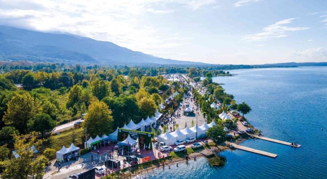 Sapanca Gölünün eşsiz manzarası ile birleşen fuar alanı açılışa gün sayıyor