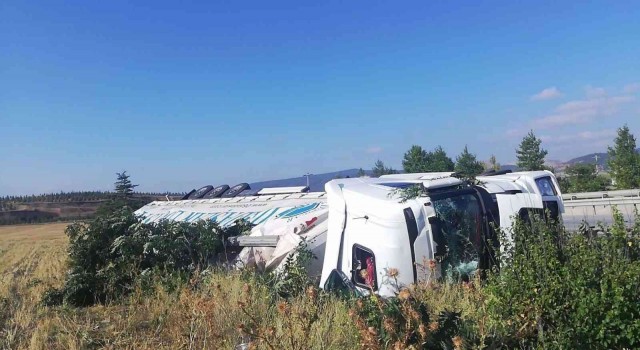 Şarampole devrilen tırın sürücüsü yaralandı