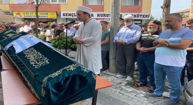 Sarıyerde denizde dalgalara kapılarak boğulan baba-oğul Ümraniyede son yolculuğuna uğurlandı