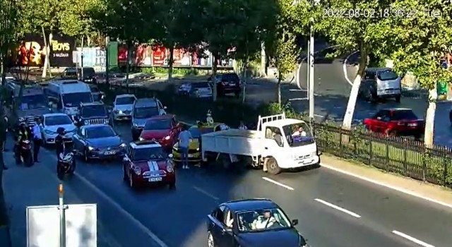 Sarıyerde ilginç anlar: Önce kavga etti sonra kaputun üstünde gitti