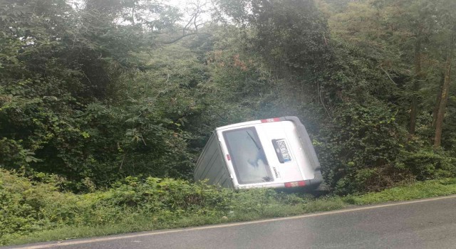 Sarıyerde minibüs yol kenarına devrildi