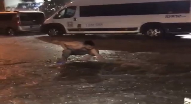 Sarıyerde sağanak yağmurda yerinden çıkan rögar kapağını vatandaş yerine böyle taktı