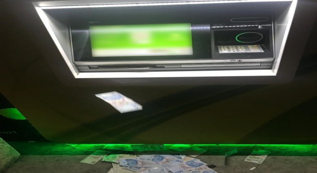 Şaşkın vatandaşın ATMye fazla yüklediği paralar yola saçıldı