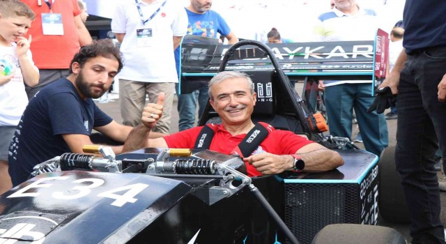 Savunma Sanayi Başkanı İsmail Demir, F1 aracından gözdağı verdi