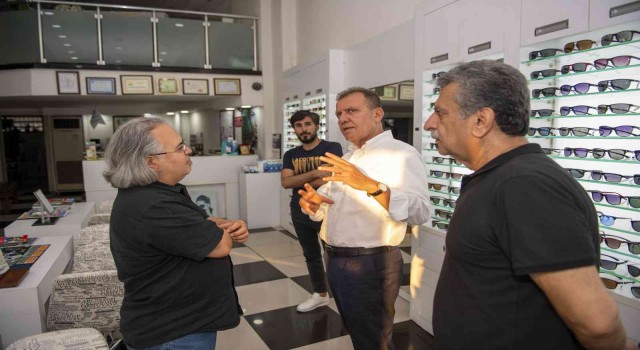 Seçer, İstiklal Caddesi esnafıyla buluştu