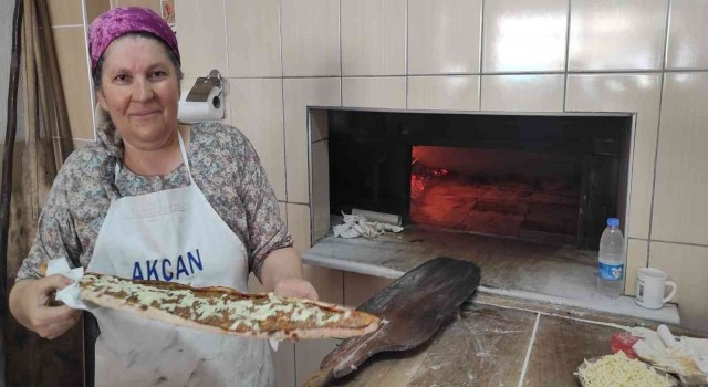 Selendinin kadın pide ustası erkelere taş çıkartıyor