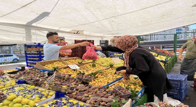 Semt pazarlarında sebze meyve fiyatları geriledi