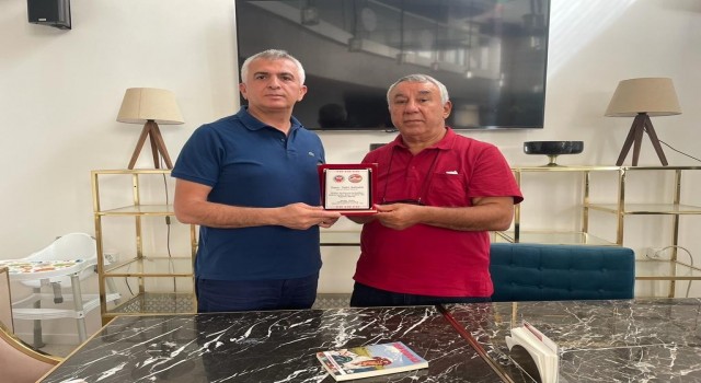 Serdar Ünsaldan Azertaç temsilcisi Sabir Şahtahtıya plaket