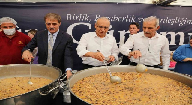 Serdivanda damaklar aşureyle tatlandı
