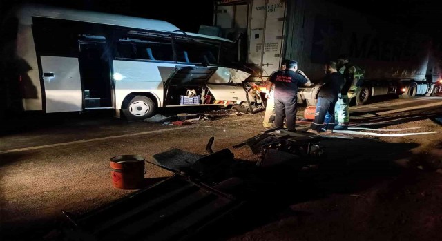 Servis minibüsü ile tır çarpıştı: 2 ölü