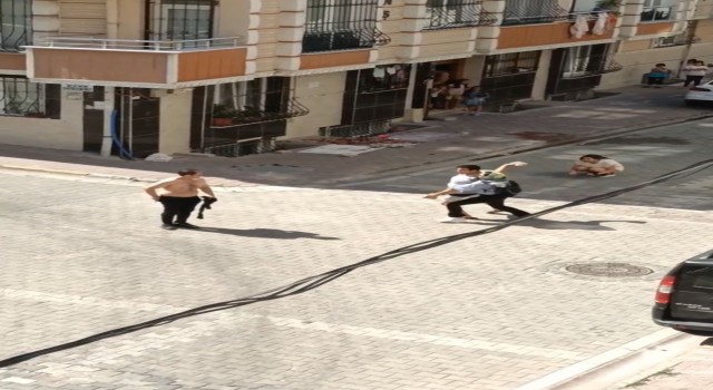 Sevgilisi ile ayrı eve çıkmak isteyen şahsa, sevgilisinin ailesi kaldırım taşı ile saldırdı