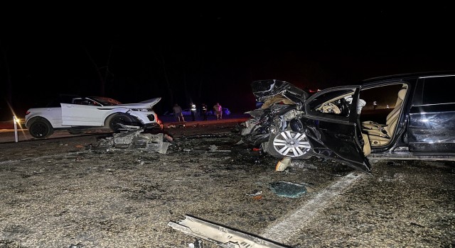 Seydikemerde iki otomobil çarpıştı: 1 ölü 3 yaralı