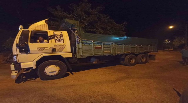 Seydikemerde kamyon kasasında 64 düzensiz göçmen yakalandı