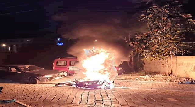 Seyir halindeki lüks motosiklet alev alev yandı