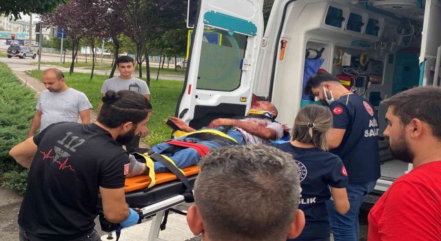 Seyir halindeki motosikletin çarptığı yaşlı adam yaralandı