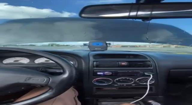 Seyir halindeki otomobilin kaputu açıldı