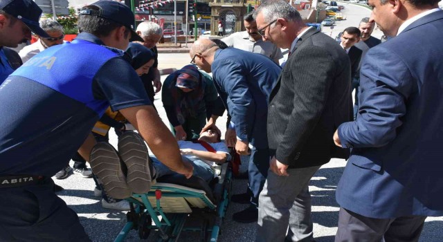 Sıcağa dayanamayan öğrenci, tören alanında bayıldı