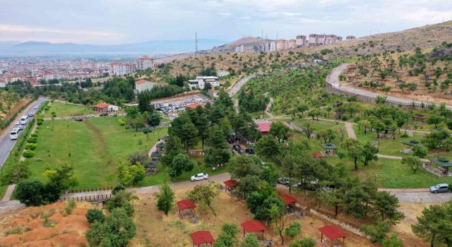 Sıcaklardan bunalan vatandaşlar Beydağı Tabiat Parkına akın etti