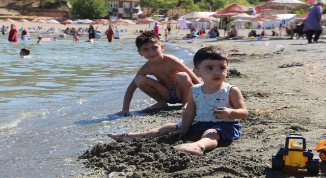 Sıcaktan bunalanlar Hazar Gölüne akın etti