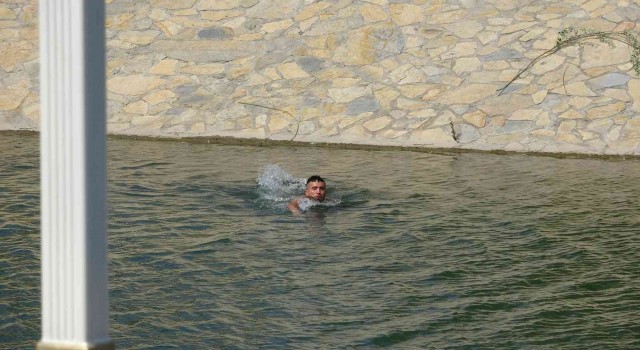 Sıcaktan bunaldı Kanal Tokata atladı