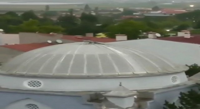 Şiddetli rüzgar cami kubbesindeki alemi devirdi