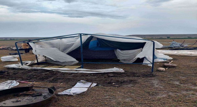 Şiddetli rüzgar mevsimlik tarım işçilerinin çadırlarını vurdu