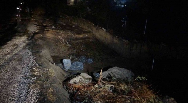 Şiddetli yağış sonrası Çanakkalede köy yolu göçtü