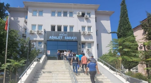 Silahlı, taşlı sopalı kavgaya karışan 15 kişiden 11i tutuklandı