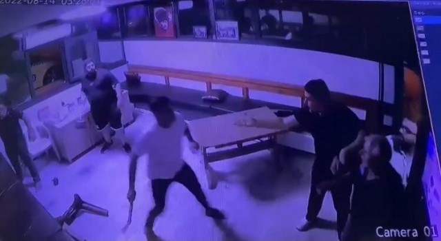 Şilede gece nöbetindeki taksiciye öldüresiye dayak kamerada