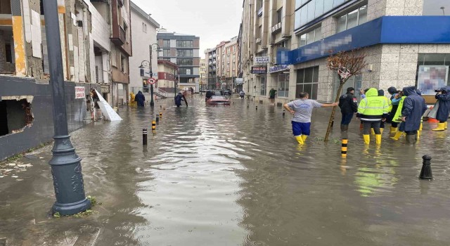 Silivride yoğun yağış sonrası su baskınları yaşandı