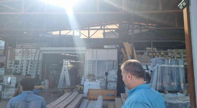 Sinopta seyir halindeki araçtan iş yeri kurşunladı: O anlar kamerada