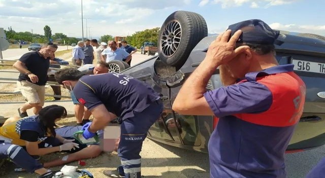 Sinopta ters dönen otomobildeki 2 kişi yaralandı